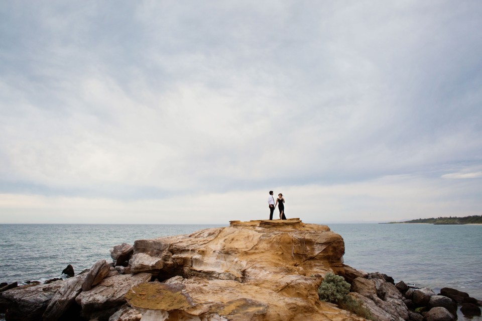 engagement photos by the sea cliffs in Melbourne